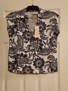 🌟Rachel Zoe White Top with Black Floral Print🌟